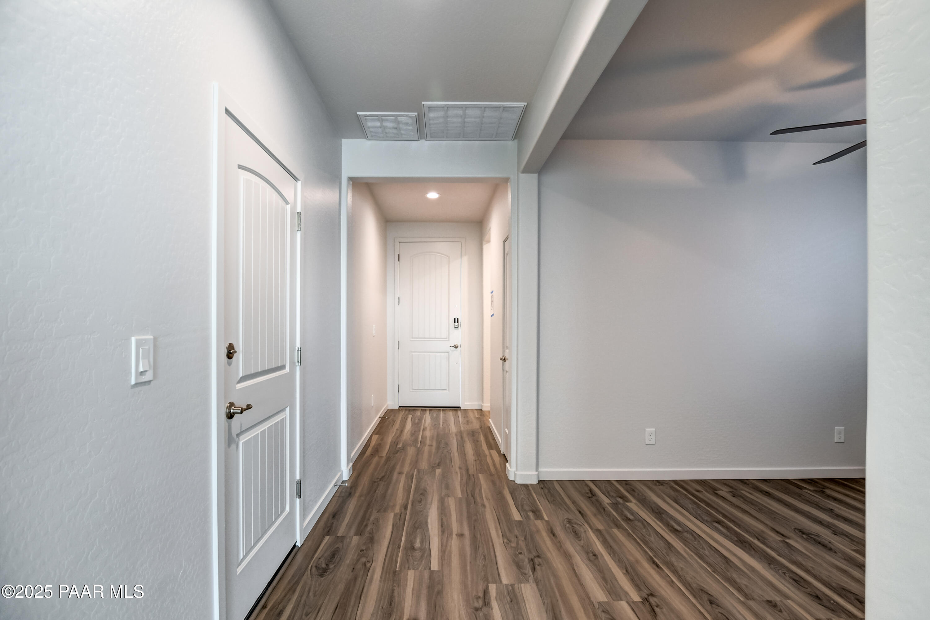 175 North Village Way, Unit 61 Dewey, AZ 86327 - Photo 3 of 42 Foyer 1