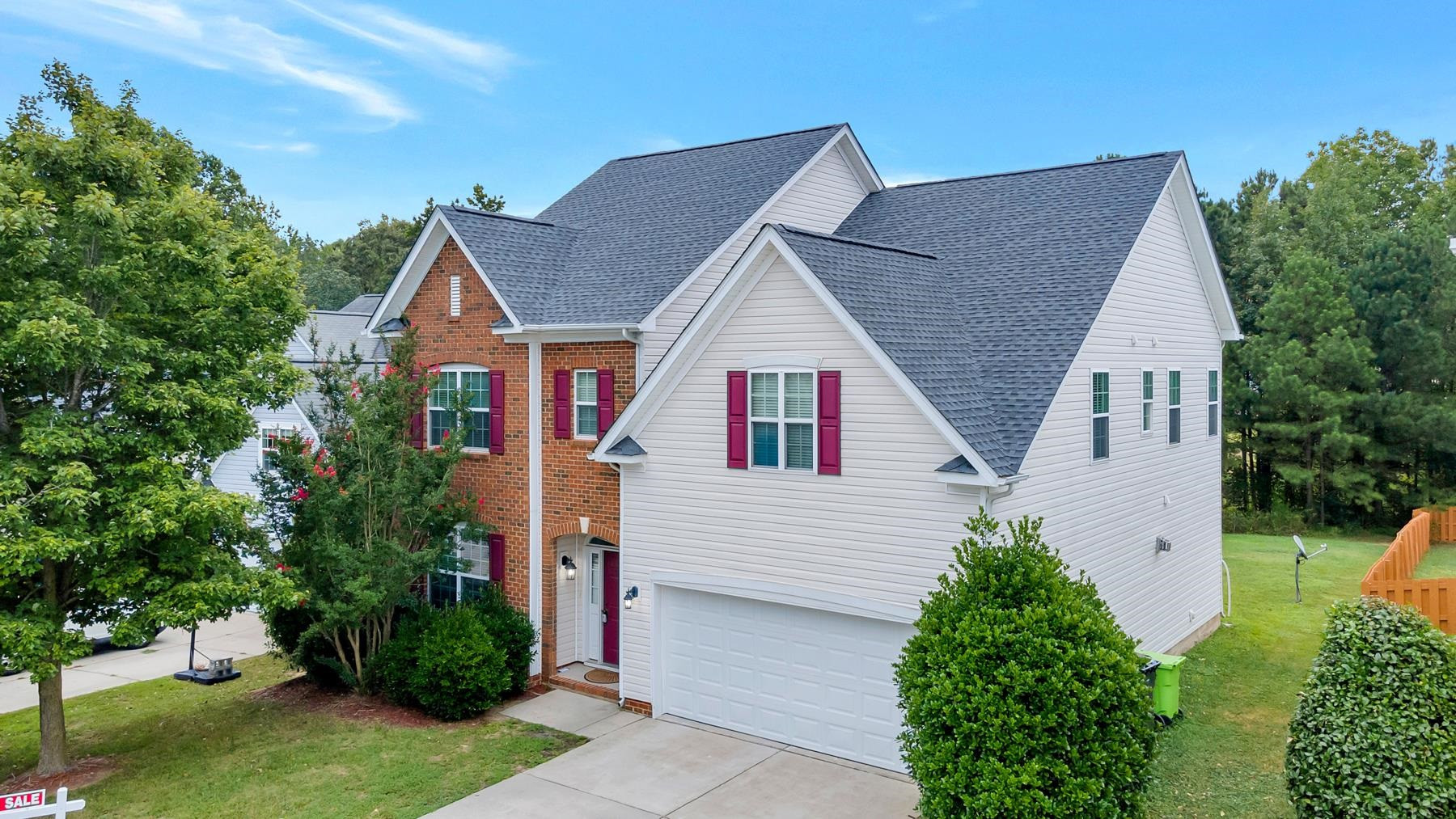 a view of front a house with a yard
