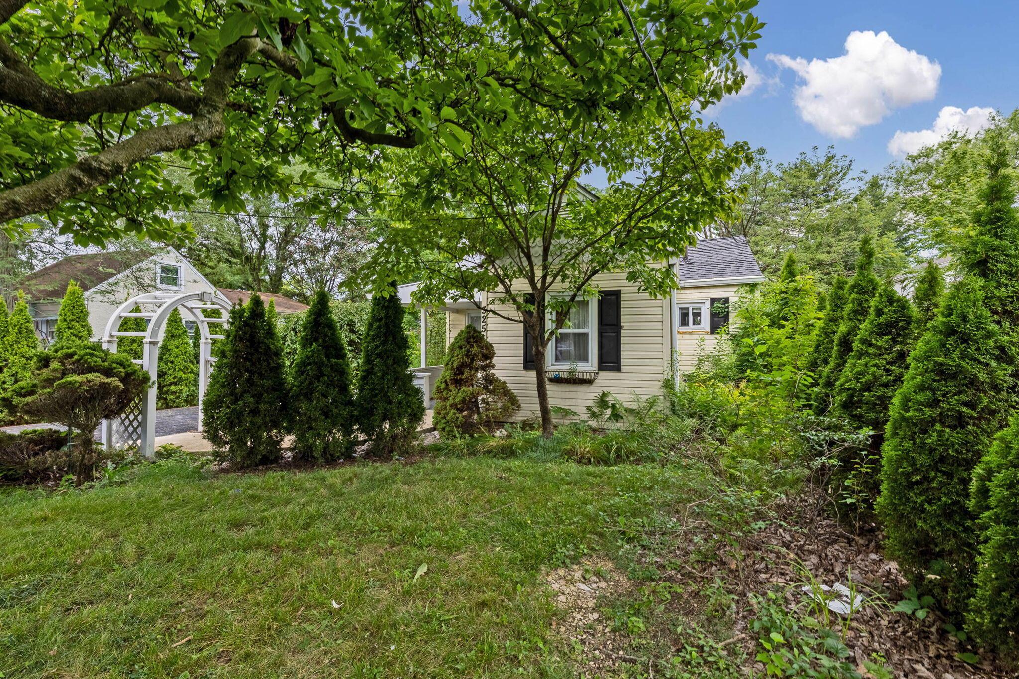 3251 Karl Road Columbus, OH 43224 - Photo 1 of 34 Front Yard