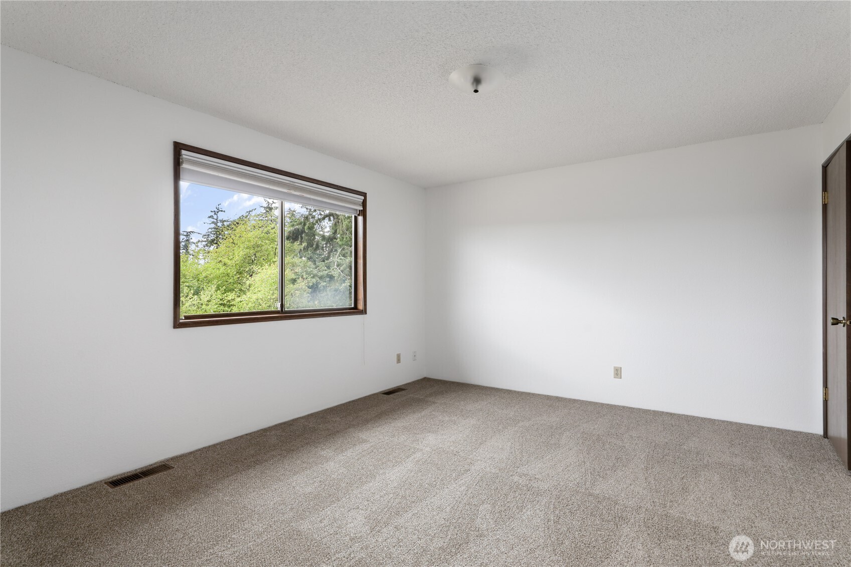 2725 Hunt Road Oak Harbor, WA 98277 - Photo 17 of 40 an empty room with windows