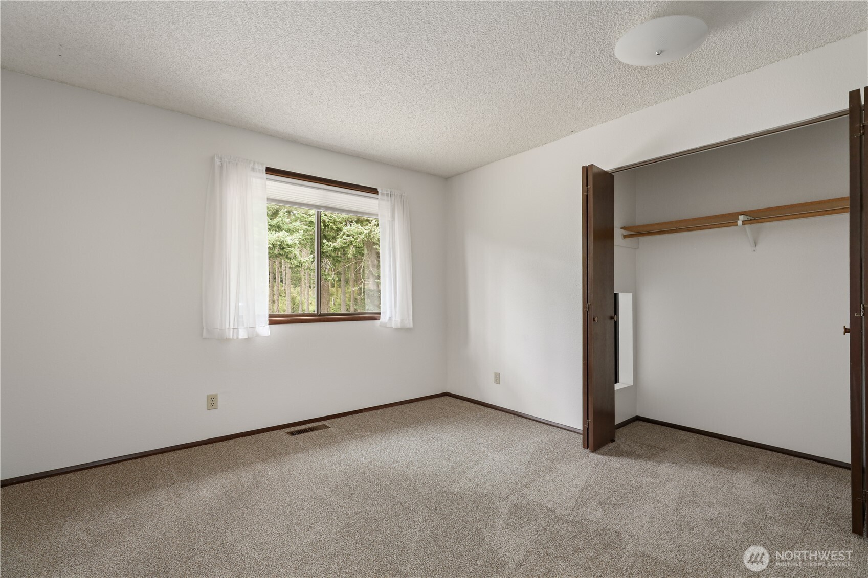 2725 Hunt Road Oak Harbor, WA 98277 - Photo 24 of 40 an empty room with windows