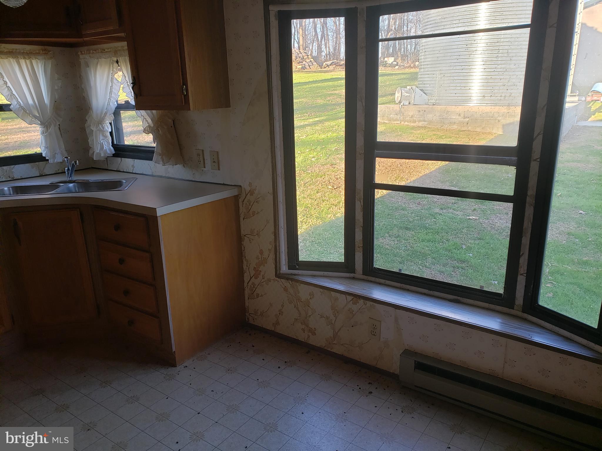 474 Hart Road Oxford, PA 19363 - Photo 4 of 14 Kitchen with Picture Window View