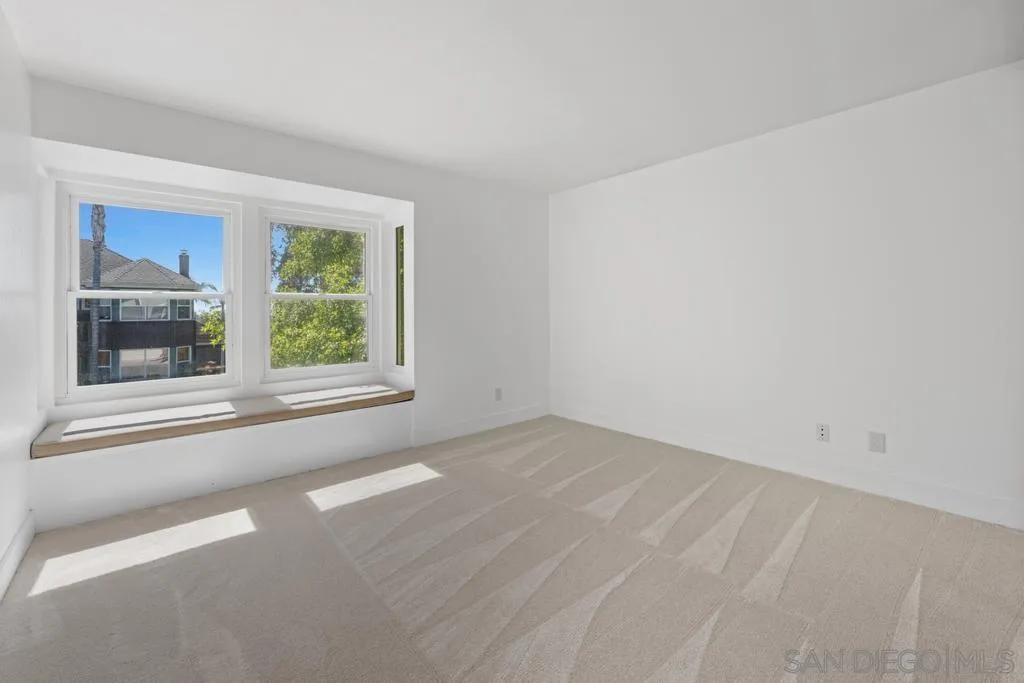 3638 Lorimer Lane Encinitas, CA 92024 - Photo 34 of 72 an empty room with a window