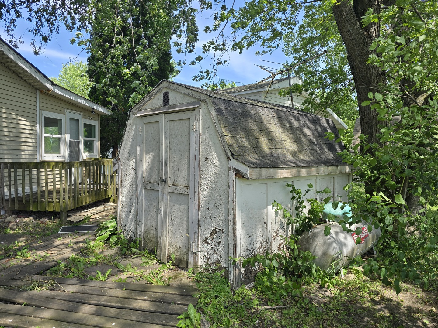 182 Windward Road Lakemoor, IL 60051 - Photo 17 of 22 a view of a house with a yard