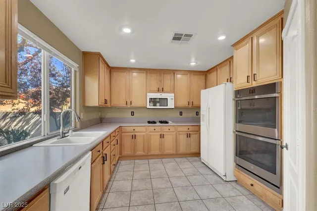 $2,424 | 10672 Blue Nile Court, Las Vegas, NV 89144