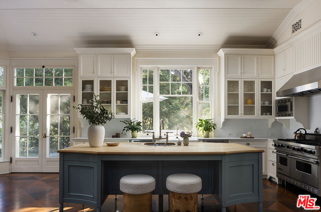 2041 Mandeville Canyon Road Los Angeles, CA 90049 - Photo 12 of 46