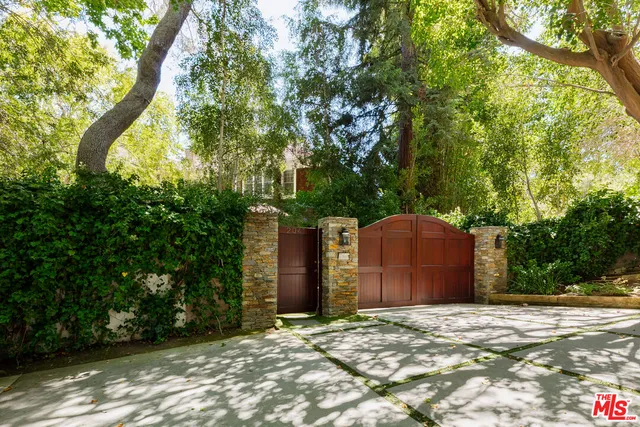 $18,695,000 | 2041 Mandeville Canyon Road, Los Angeles, CA 90049