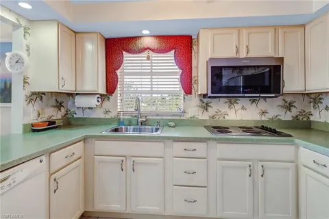 $235,000 | 5 High Point Circle West, Unit 211, Naples, FL 34103