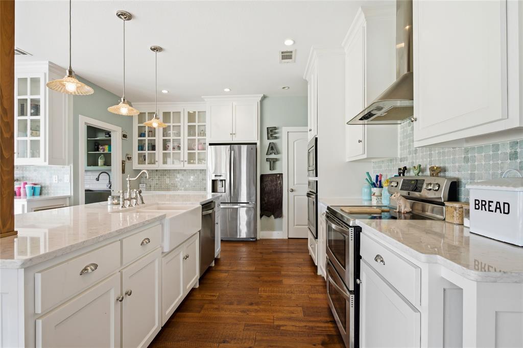 1073 Gordonville Road Gordonville, TX 76245 - Photo 17 of 38 This light and bright kitchen with granite countertops just says "Come in and cook!" It is a delightful kitchen designed to make cooking enjoyable.