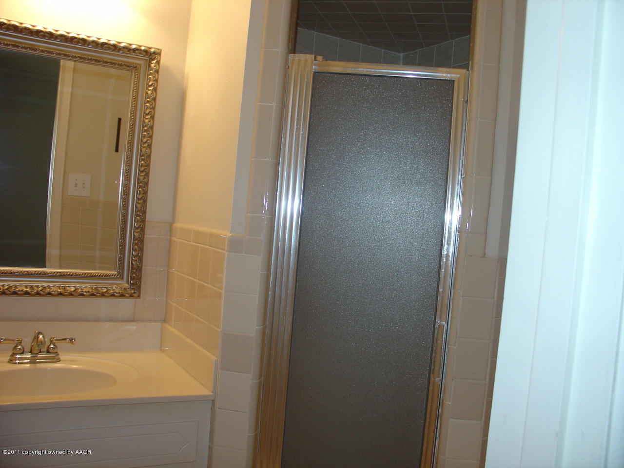 3306 Bedford Road Amarillo, TX 79106 - Photo 11 of 19 a bathroom with a bathtub and a sink