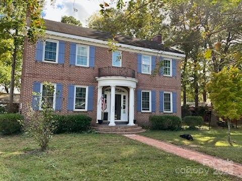 423 East Main Street Conway, NC 27820 - Photo 3 of 44 a front view of a house with a yard