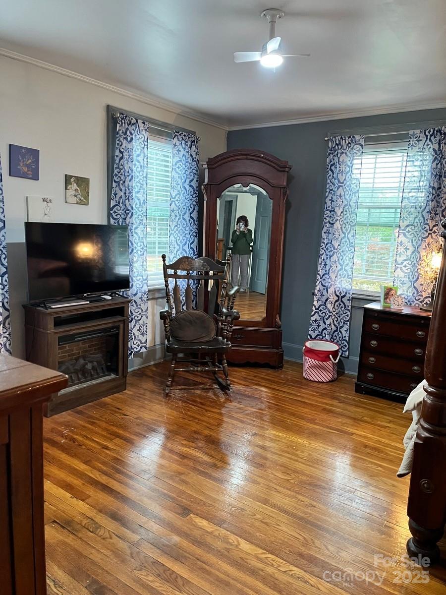 423 East Main Street Conway, NC 27820 - Photo 5 of 44 a living room with furniture and a flat screen tv