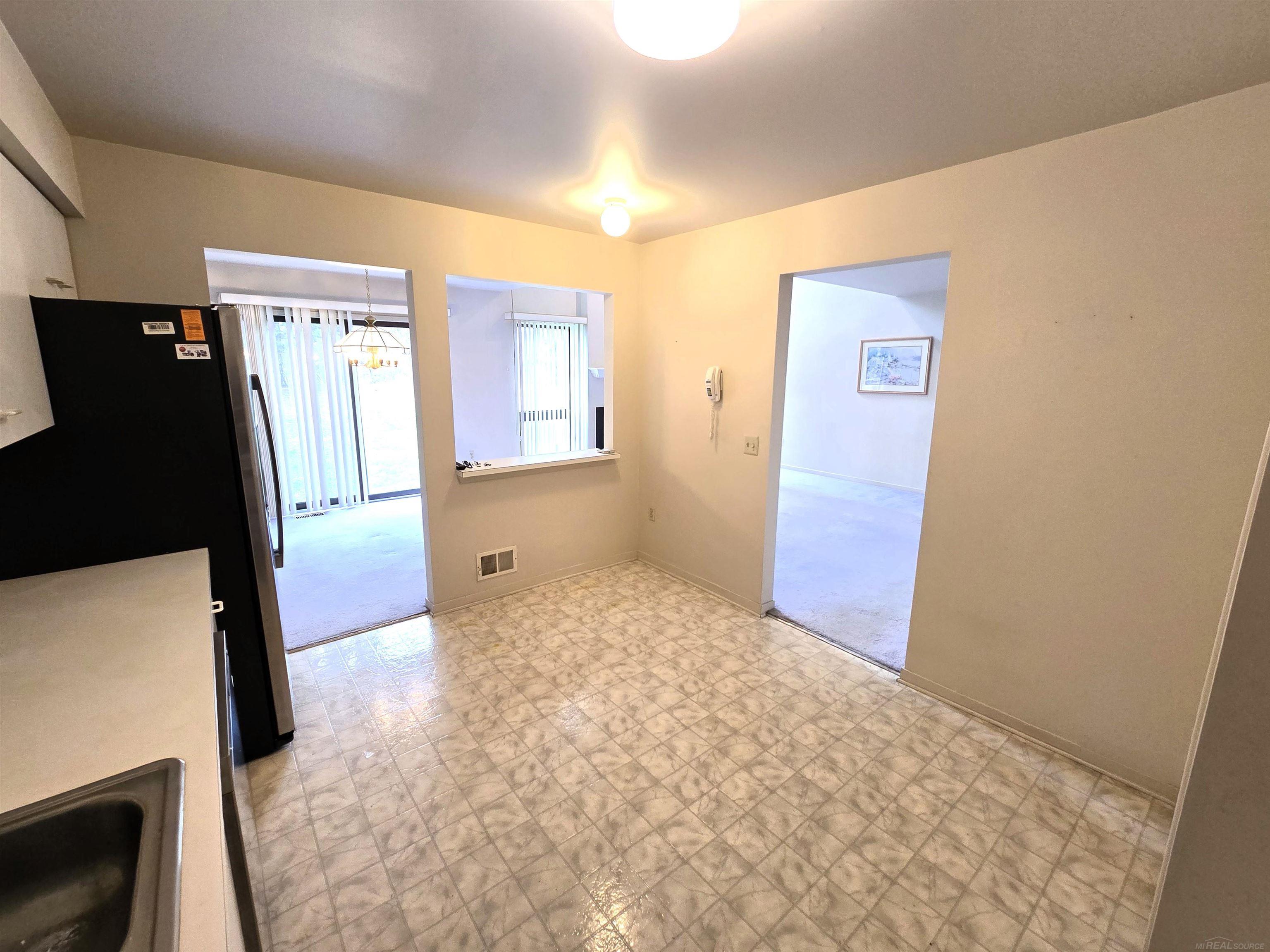 695 Charing Court Rochester, MI 48307 - Photo 12 of 57 50164220-7fd393a4-2f1c-4a0a-a04d-baa7aa4ecde8.JPG
