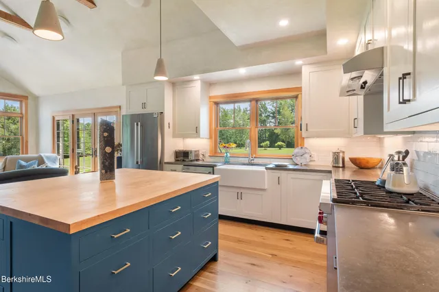 $1,500,000 | 194 Sandisfield Road, Sandisfield, MA 01255