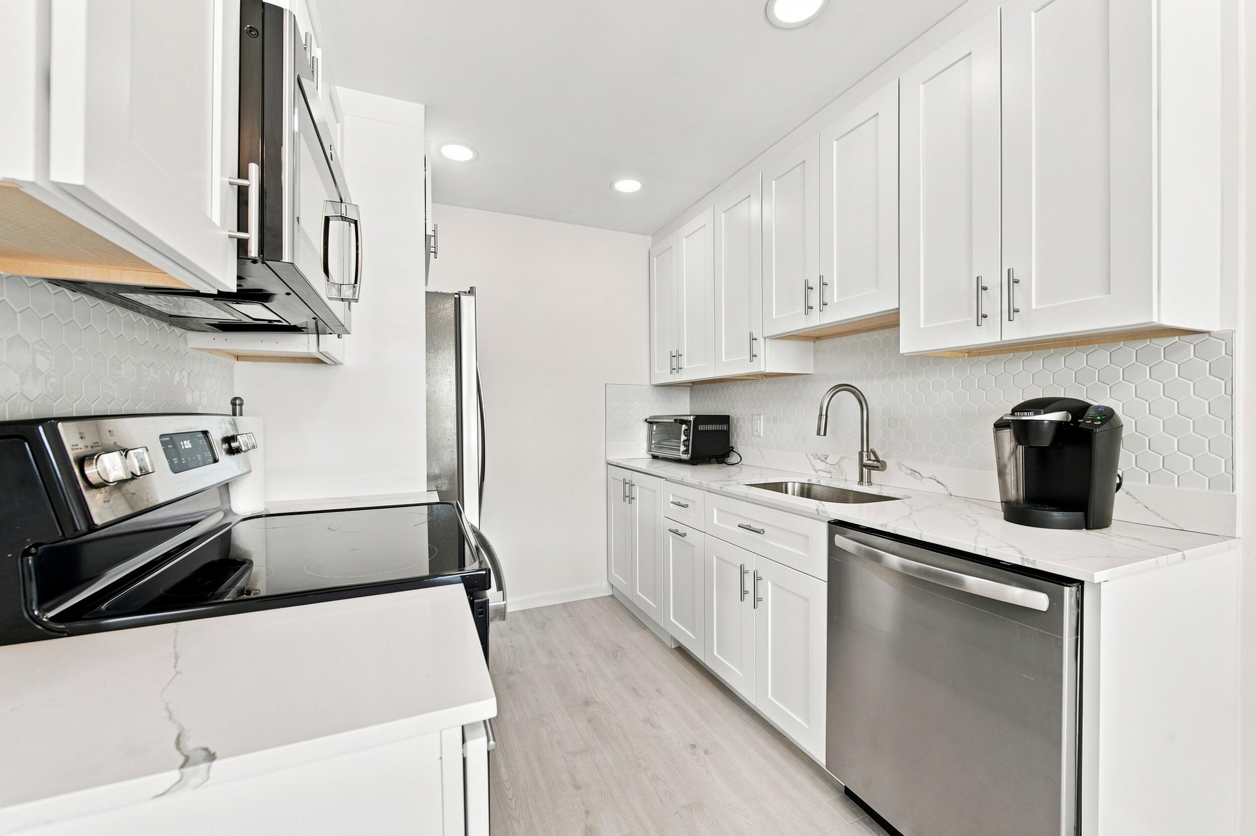2069 Guildford East, Unit D Boca Raton, FL 33434 - Photo 6 of 16 Kitchen 1