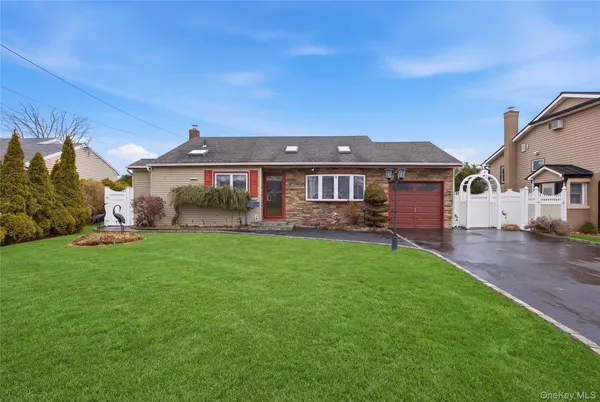 $624,999 | 831 North Erie Avenue, Lindenhurst, NY 11757