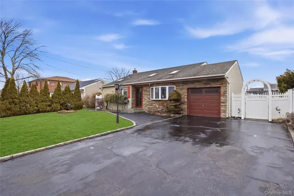 $624,999 | 831 North Erie Avenue, Lindenhurst, NY 11757