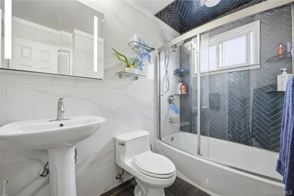 $624,999 | 831 North Erie Avenue, Lindenhurst, NY 11757