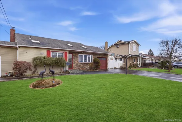 $624,999 | 831 North Erie Avenue, Lindenhurst, NY 11757