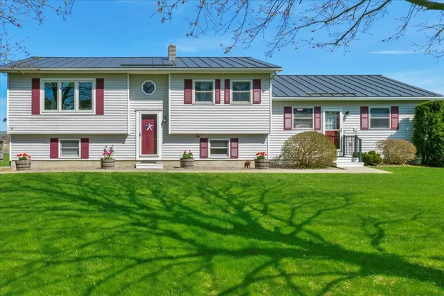 $775,000 | 132 E Shore South, Grand Isle, VT 05458