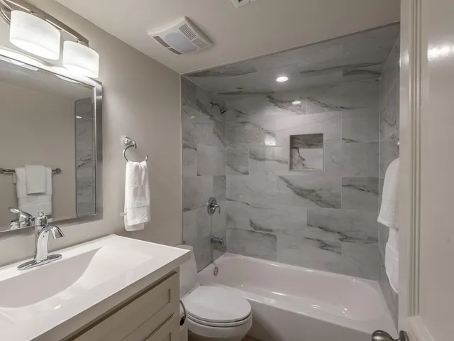 $2,400 | 14703 Barryknoll Lane, Unit 2, Houston, TX 77079