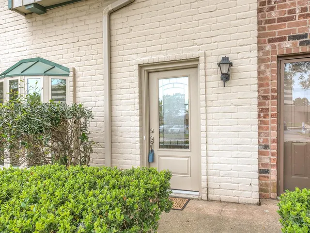 $2,400 | 14703 Barryknoll Lane, Unit 2, Houston, TX 77079