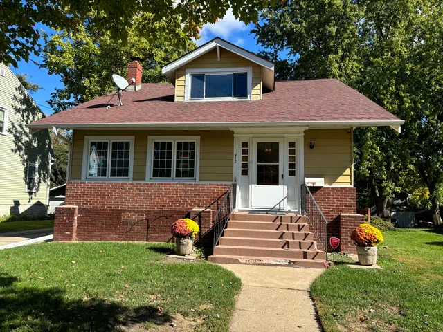 $299,900 | 912 Clay Street, Woodstock, IL 60098