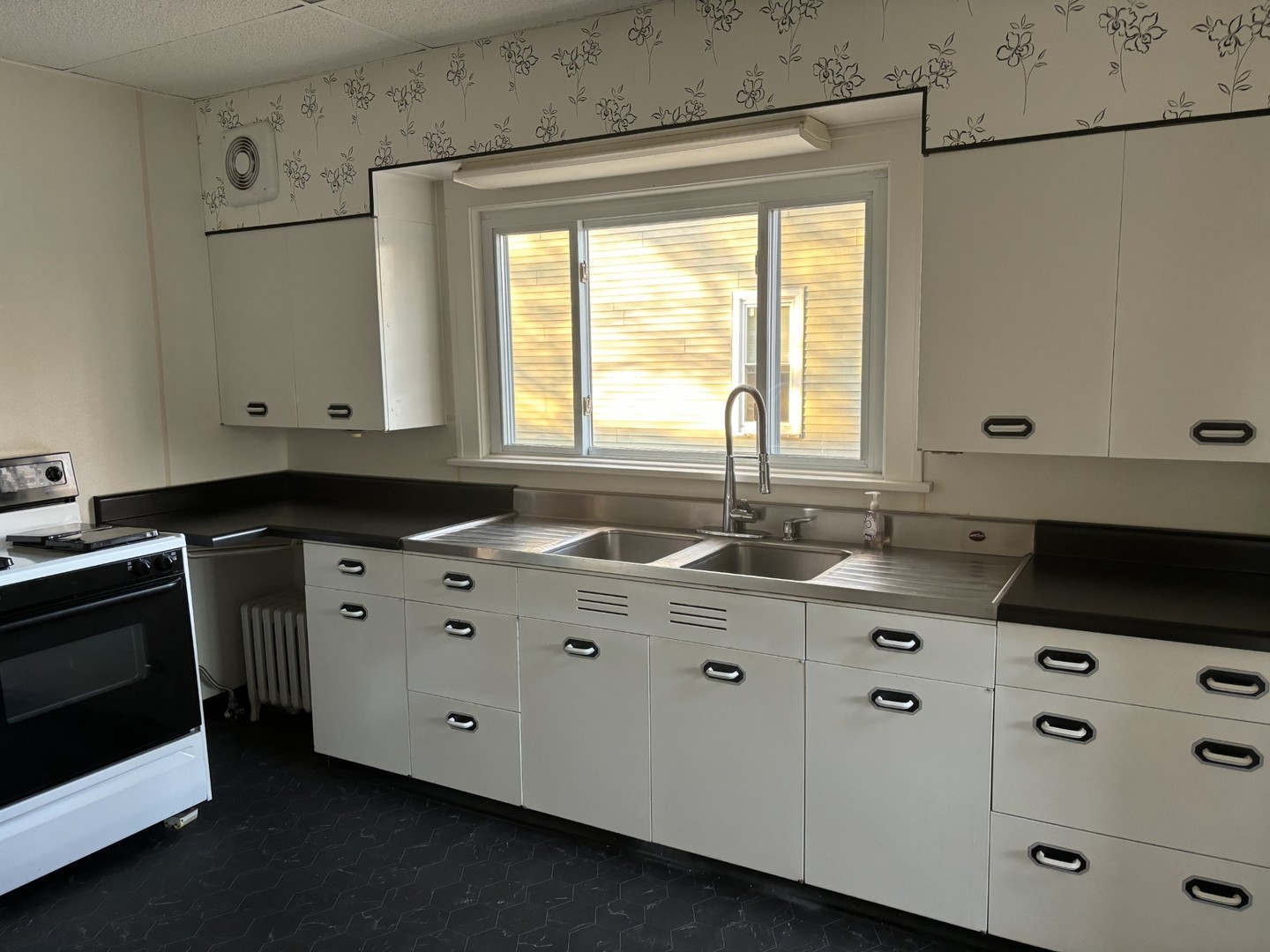 912 Clay Street Woodstock, IL 60098 - Photo 2 of 15 a kitchen with granite countertop a sink stove and cabinets