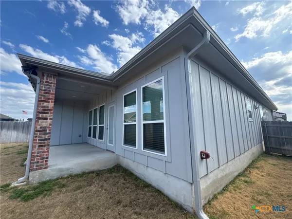 a view of a house with backyard and porch