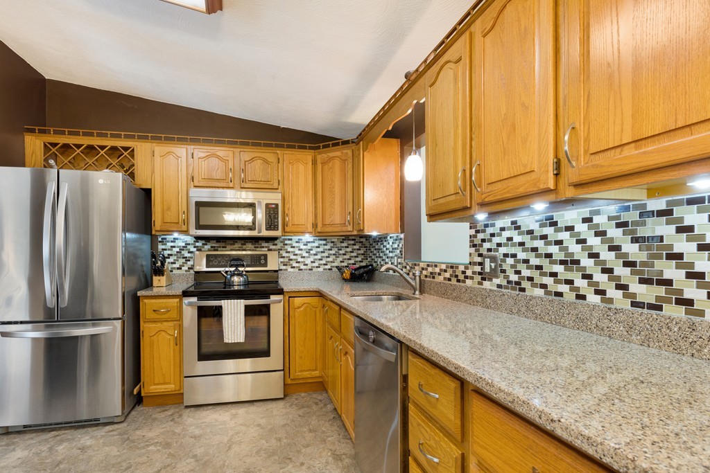 22 Cleveland Road Peabody, MA 01960 - Photo 4 of 30 Gallery Image 4