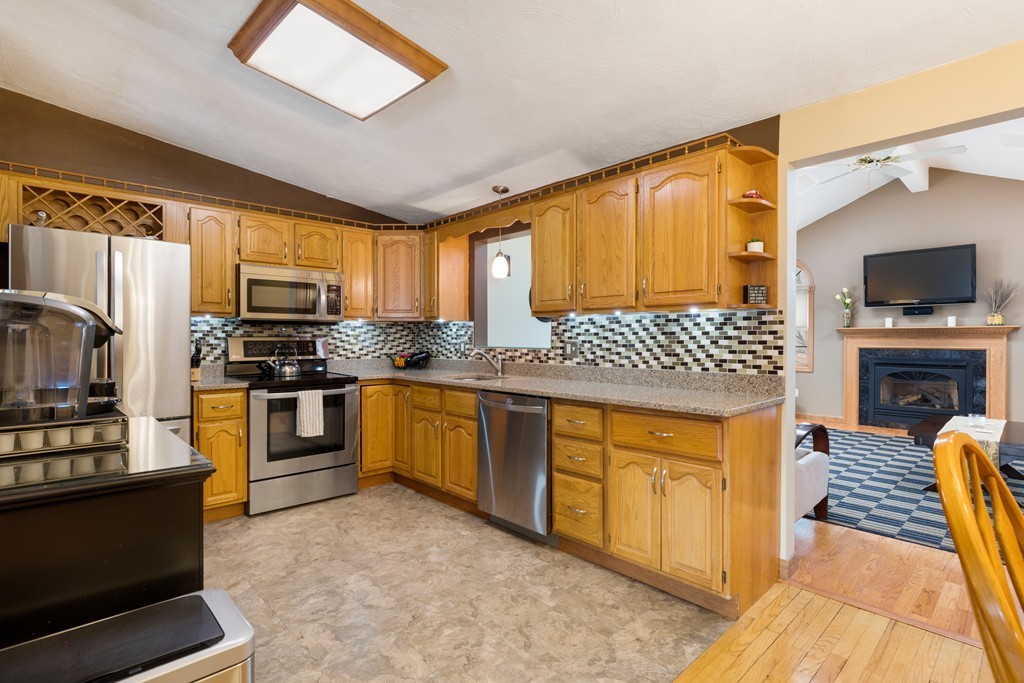 22 Cleveland Road Peabody, MA 01960 - Photo 5 of 30 Gallery Image 5