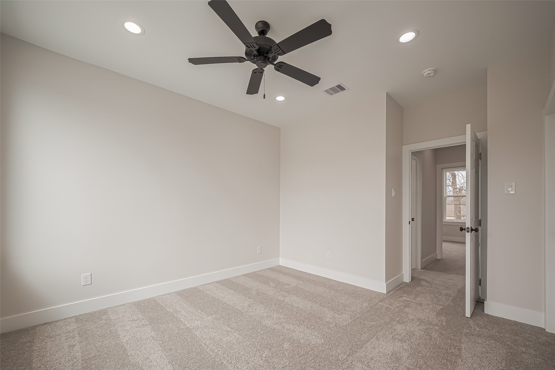 918 St Clair Street, Unit B Houston, TX 77088 - Photo 27 of 35 en empty room with ceiling fan and window