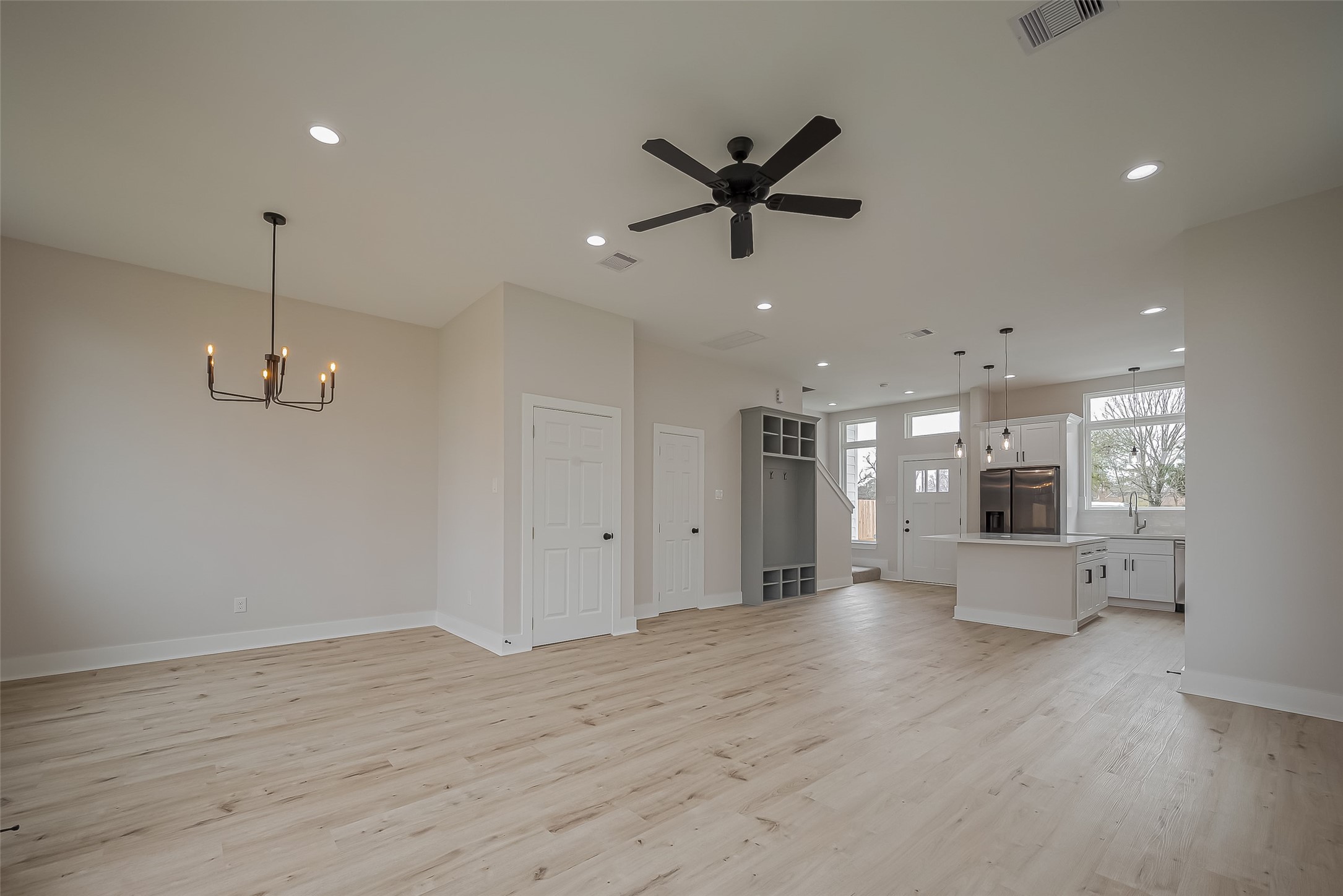 918 St Clair Street, Unit B Houston, TX 77088 - Photo 8 of 35 a view of an empty room and window