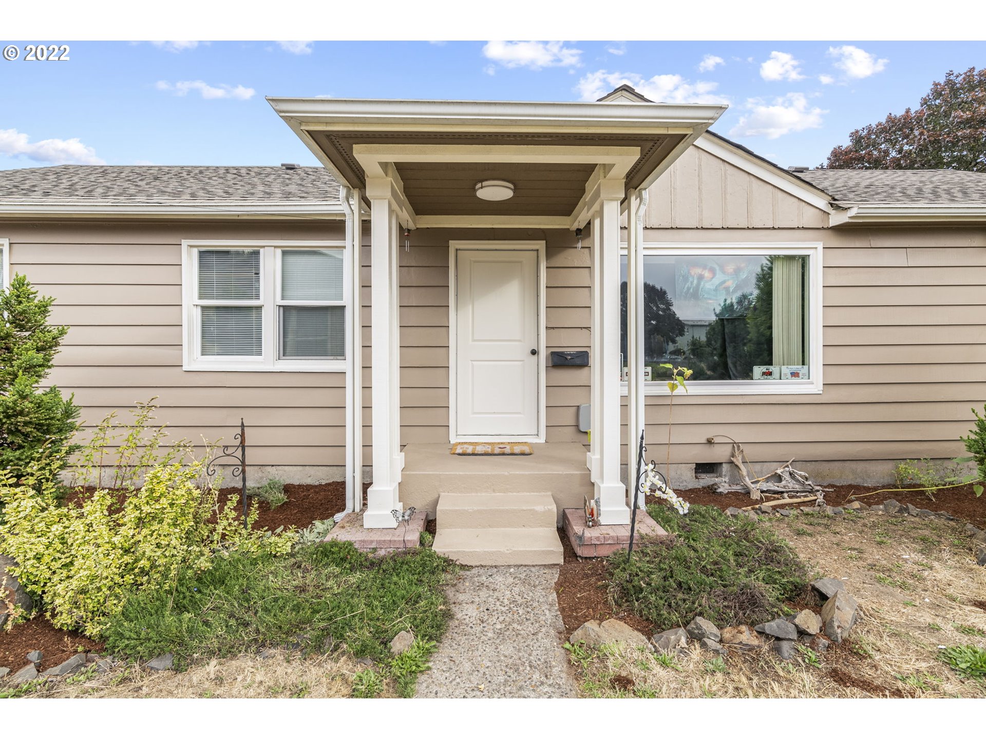 1057 17th Avenue Longview, WA 98632 - Photo 18 of 30 a view of a house with small yard