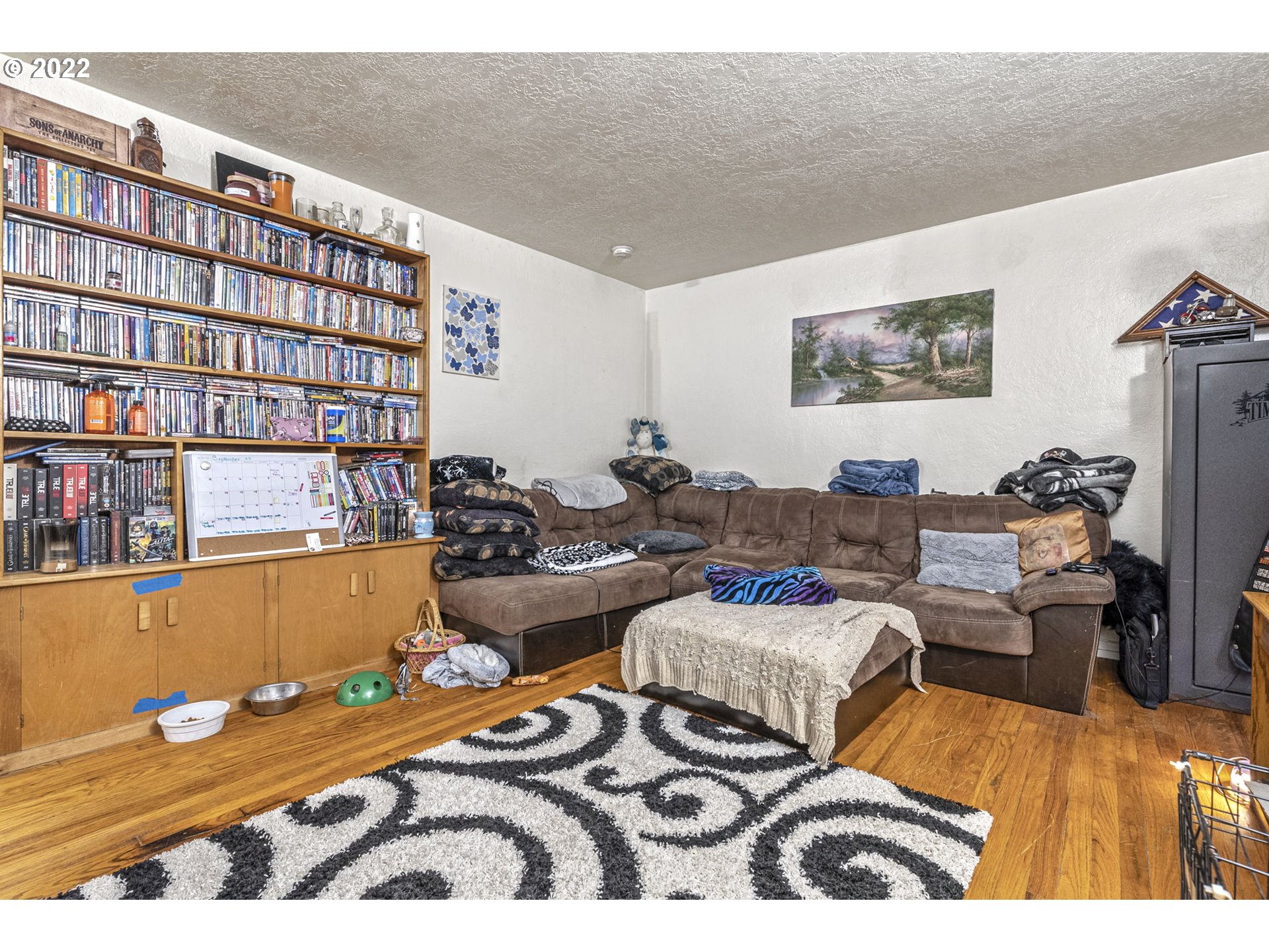 1057 17th Avenue Longview, WA 98632 - Photo 19 of 30 a living room with furniture and a book shelf