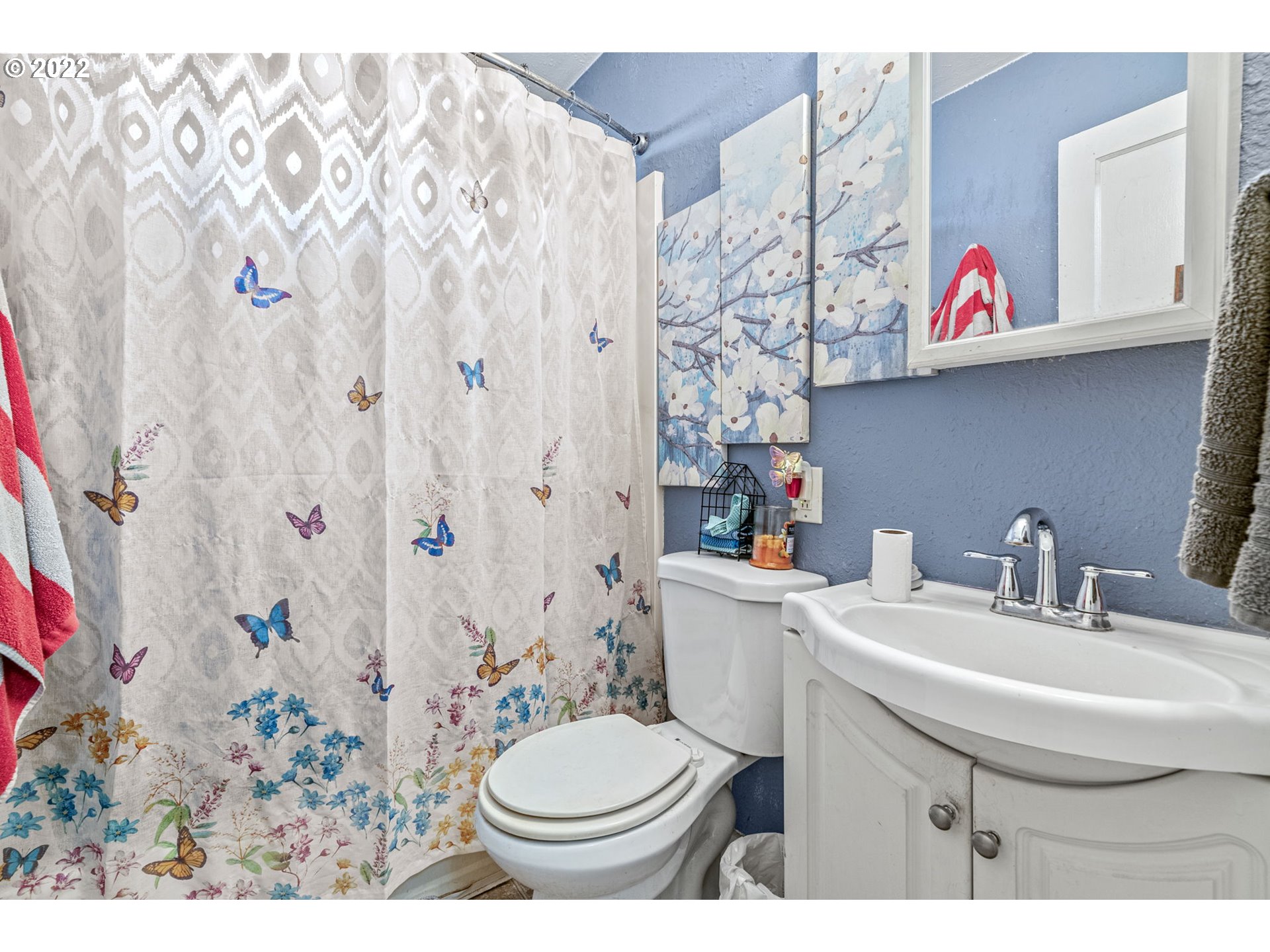 1057 17th Avenue Longview, WA 98632 - Photo 21 of 30 a bathroom with a sink toilet and a shower curtain