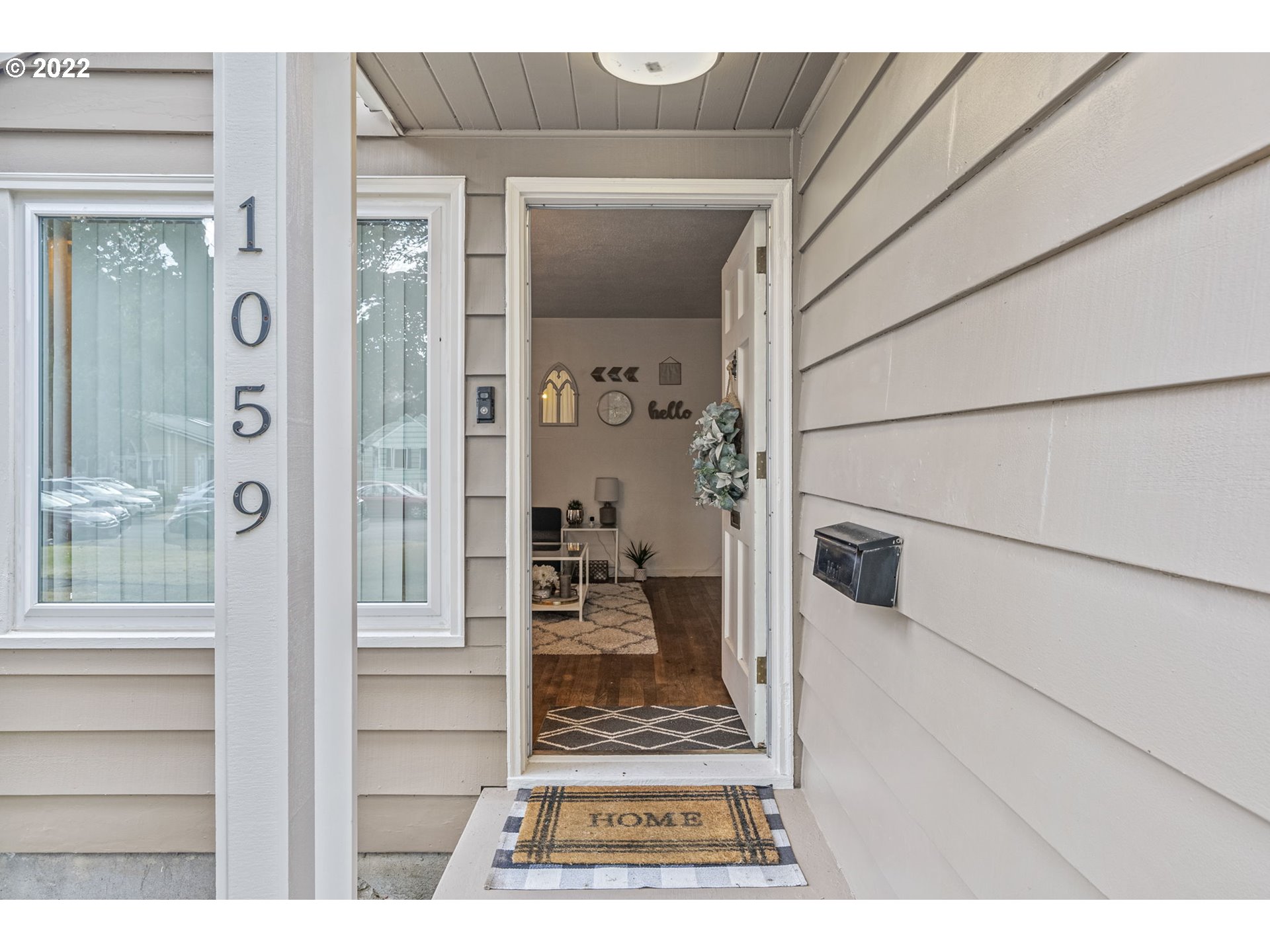 1057 17th Avenue Longview, WA 98632 - Photo 3 of 30 a view of a entryway