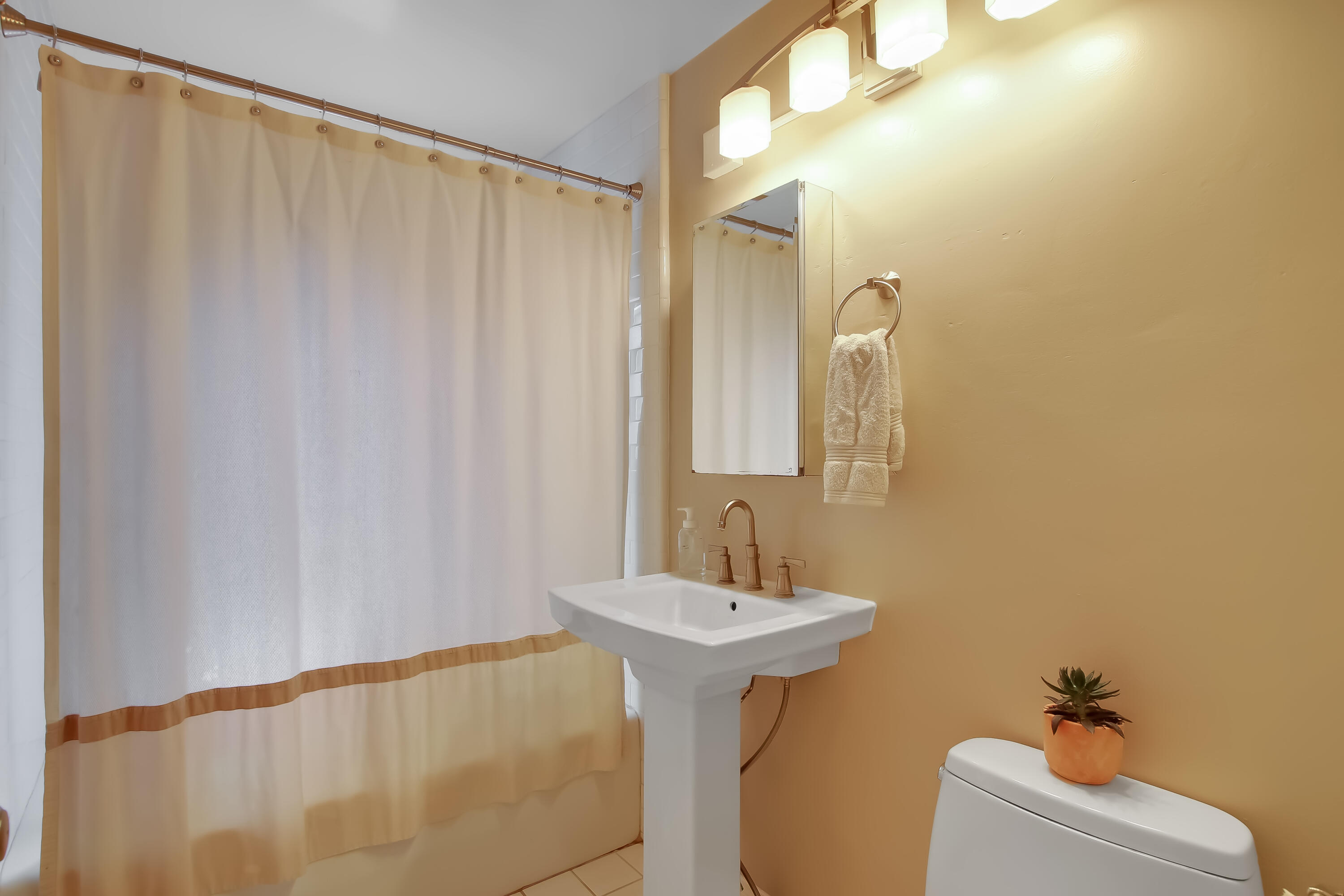 2708 Vernon Road Santa Barbara, CA 93105 - Photo 9 of 18 Bathroom