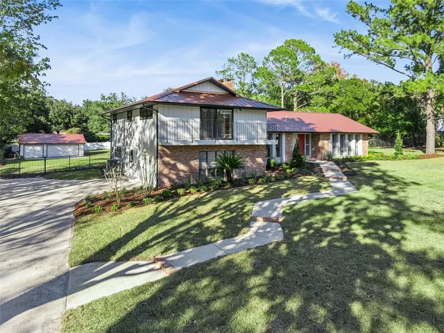 a view of a house with a yard
