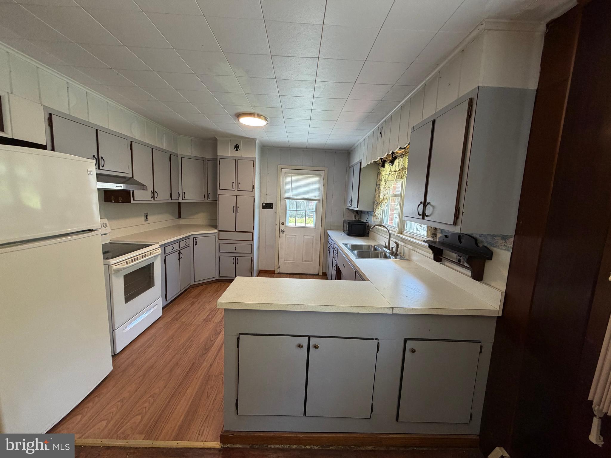 433 Juliustown Pemberton Road Juliustown, NJ 08022 - Photo 5 of 26 open kitchen/din rm combo
