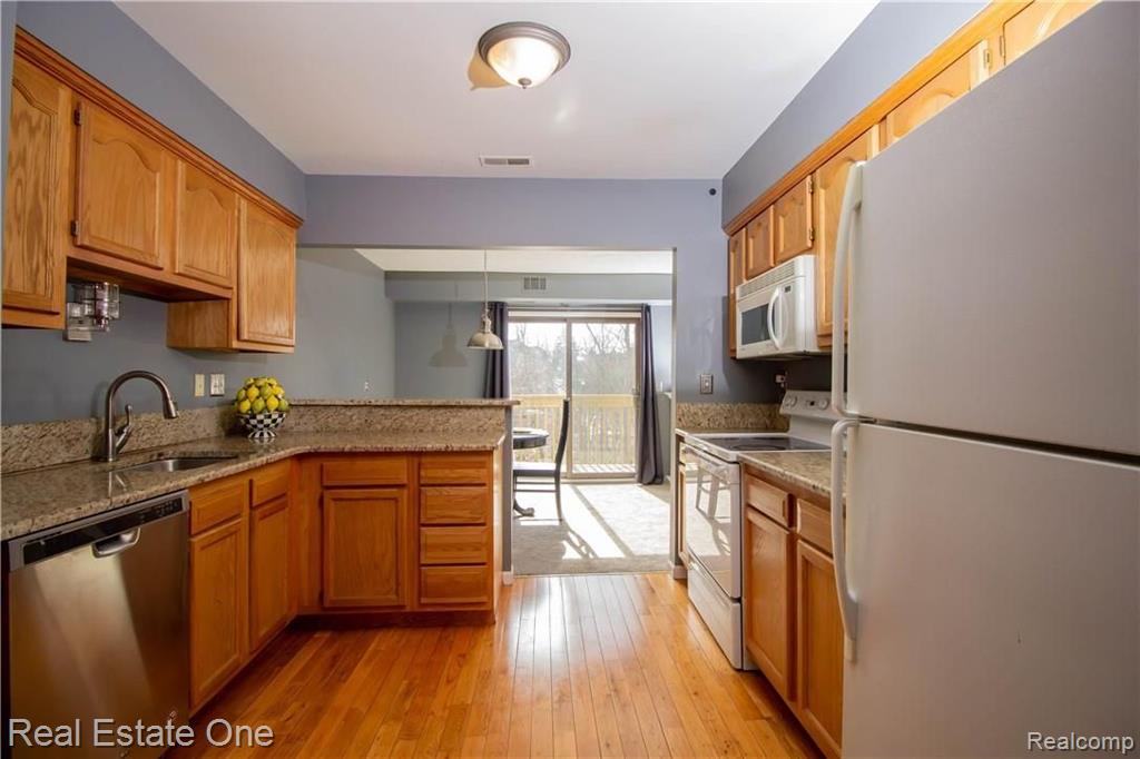 1693 Riverside Drive Rochester Hills, MI 48309 - Photo 6 of 24