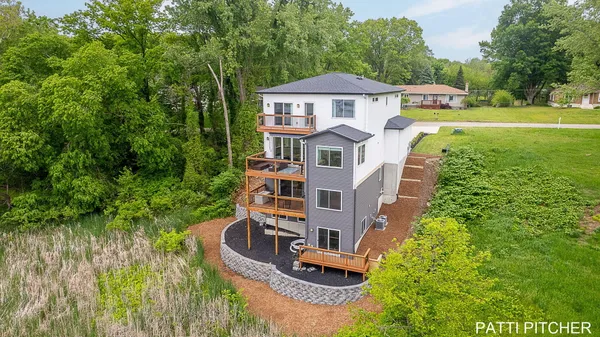 $825,000 | 104 River Hills Drive, Holland, MI 49424