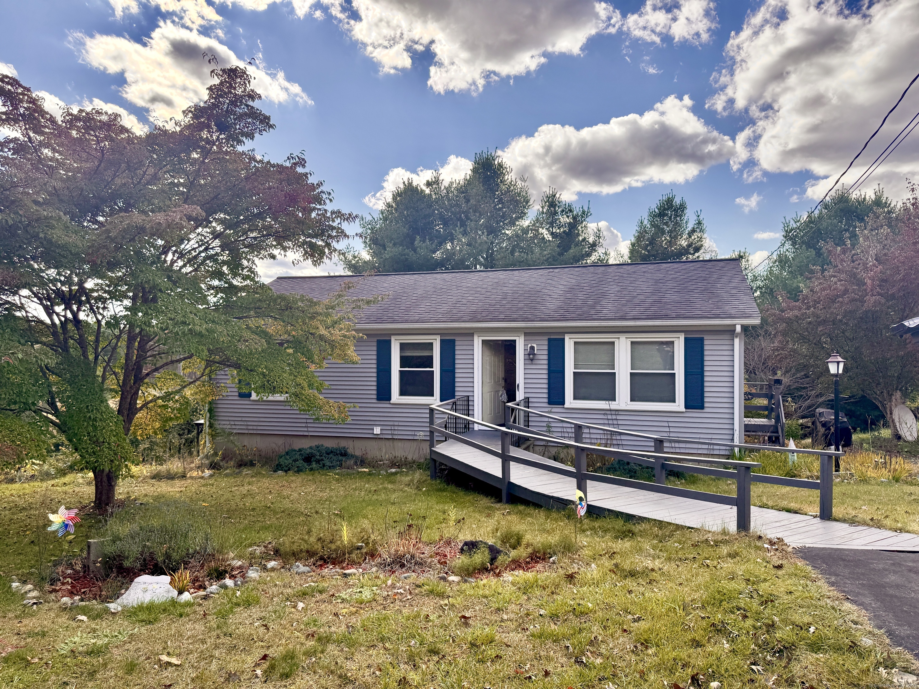 a view of a house with a yard