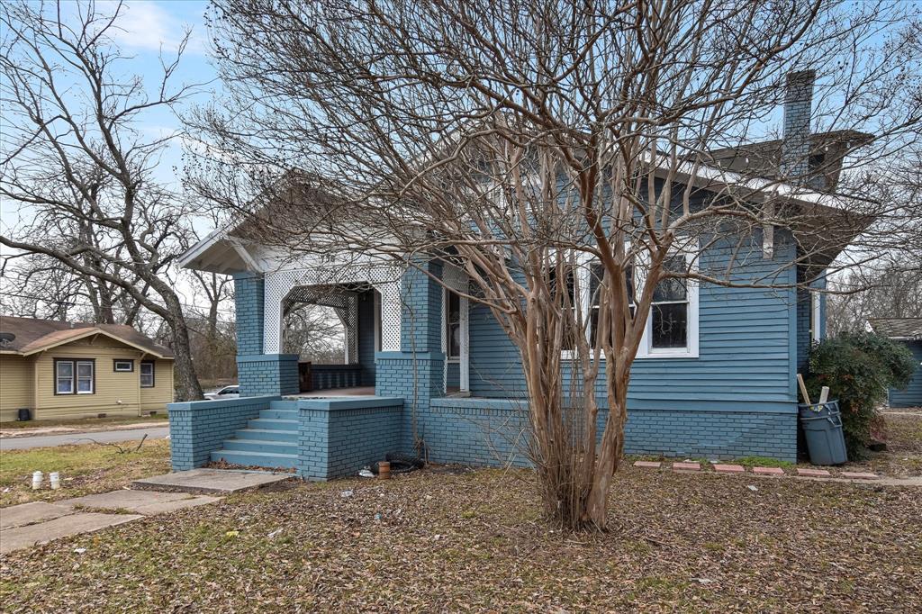 738 1st Street Southwest Paris, TX 75460 - Photo 4 of 25 View of front facade featuring a chimney