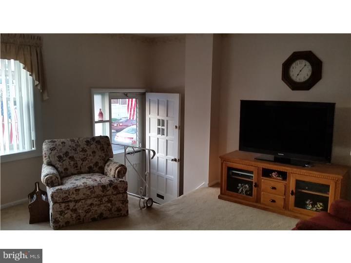 12233 Medford Road Philadelphia, PA 19154 - Photo 3 of 22 Living Room