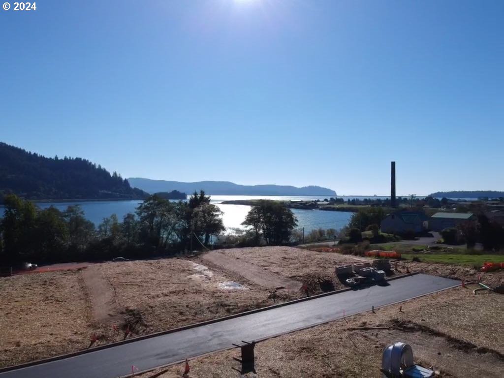 501 Garibaldi Avenue, Unit 7 Garibaldi, OR 97118 - Photo 14 of 25 a view of a dry yard with wooden fence