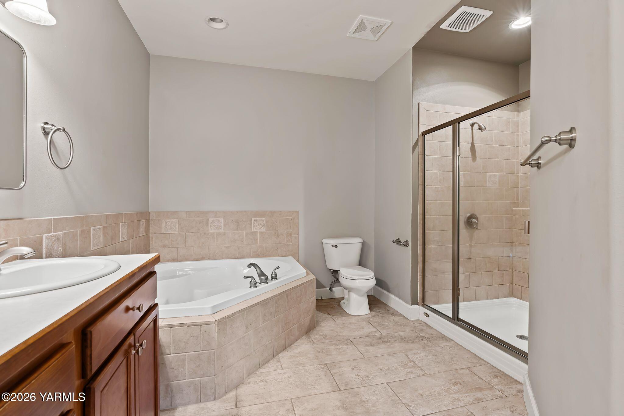 8507 Midvale Road Yakima, WA 98908 - Photo 12 of 24 a bathroom with a bathtub shower sink mirror and toilet