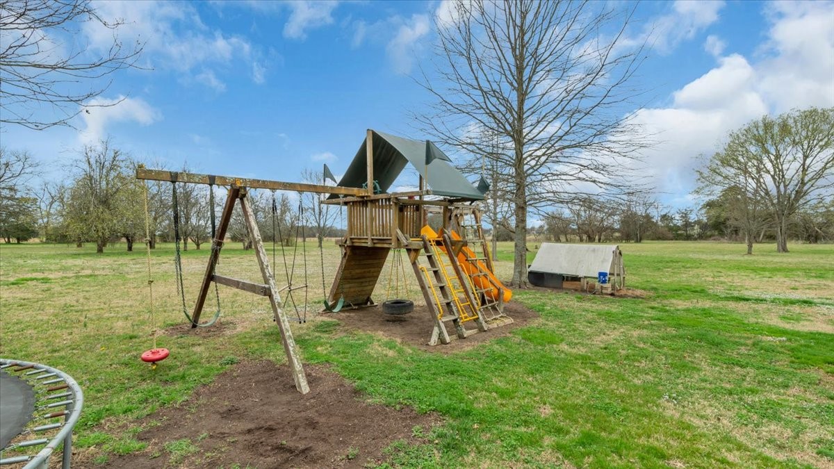 310 Edd Joyce Road Bell Buckle, TN 37020 - Photo 49 of 67 a view of a entertaining space