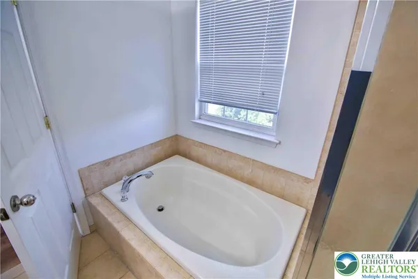 $2,500 | 867 King Way, Breinigsville, PA 18031