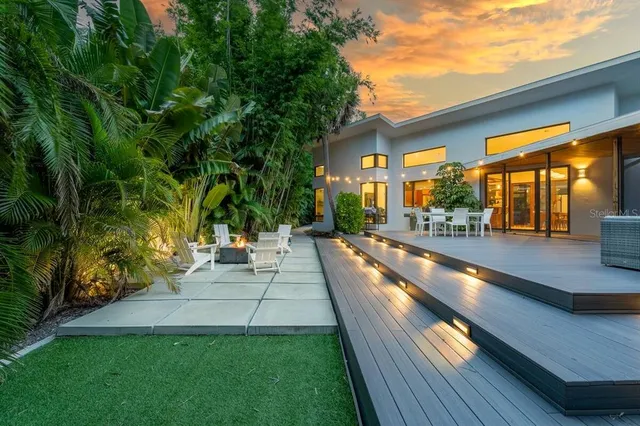 a view of a house with backyard
